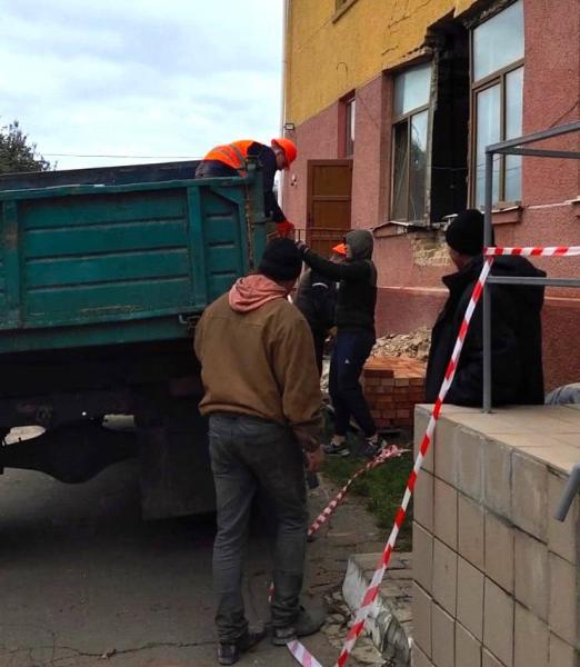 Протягом найближчих кількох тижнів планують відновити зруйновану стіну ліцею в Гощі. Це повідомлення з області - новини Рівного та регіону.