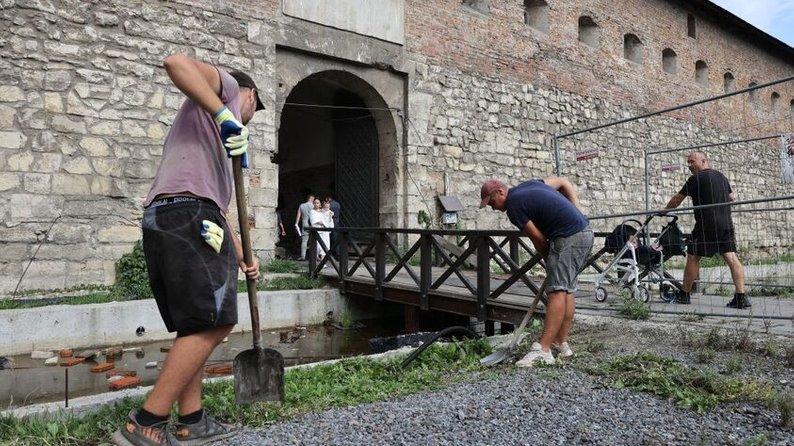 Завершено роботи з реконструкції пішохідного мосту, що веде до ансамблю Бернардинів - Львівська Пошта.