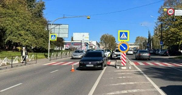 На пішохідному переході в Хмельницькому легковий автомобіль збив пенсіонерку, яка, на жаль, загинула на місці.