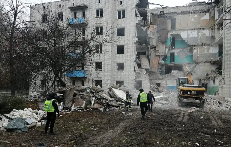 Дванадцять життів втрачено: у Глухові закінчили рятувальну місію на території удару.